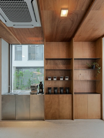 A cover of "Café: interior design" cluster. The owner is adrm.es. The cluster consists of 44 elements.