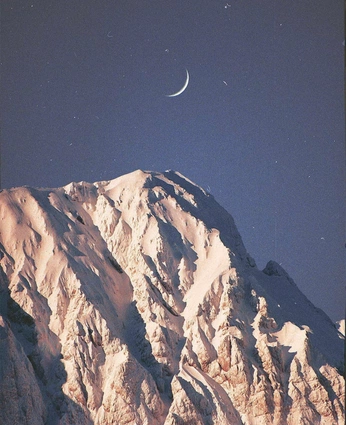 A cover of "lunar" cluster. The owner is anastasiadj. The cluster consists of 2 elements.