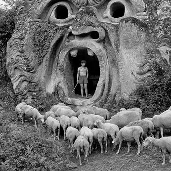 A cover of "portals" cluster. The owner is whataboutangeles. The cluster description is "finestre tra i mondi". The cluster consists of 176 elements.