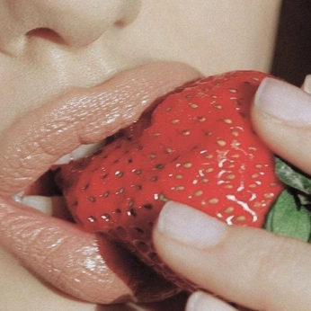 A cover of "Lips" cluster. The owner is notbylght. The cluster consists of 90 elements.