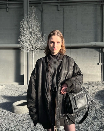 A cover of "F/W" cluster. The owner is vivduo. The cluster consists of 1 element.