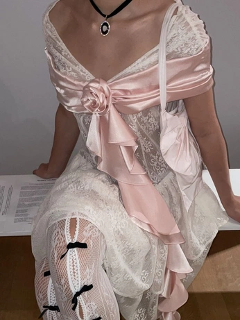 A cover of "Notromantic" cluster. The owner is priscilafileti. The cluster consists of 17 elements.