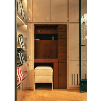 A cover of "concierge" cluster. The owner is celesteasfour. The cluster consists of 49 elements.