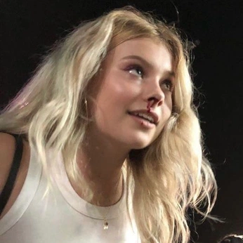 A cover of "Seductive" cluster. The owner is lover. The cluster consists of 377 elements.