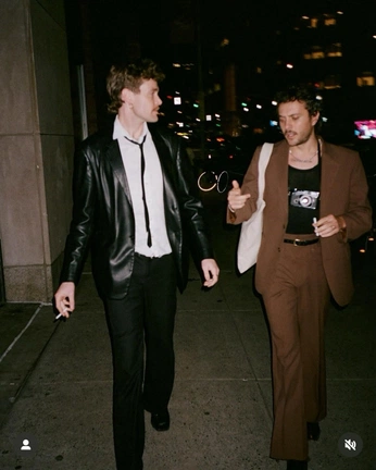 A cover of "out out" cluster. The owner is molmathews. The cluster consists of 7 elements.