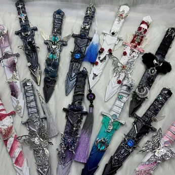 A cover of "Pretty Daggers" cluster. The owner is nightowlelle. The cluster consists of 9 elements.