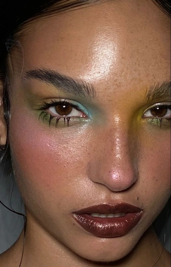 A cover of "makeup" cluster. The owner is elleeamore. The cluster consists of 4 elements.