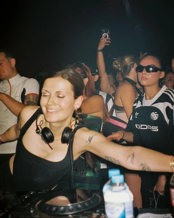 A cover of "CC- BAILE ROOM" cluster. The owner is jovir. The cluster consists of 5 elements.