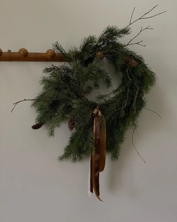 A cover of "W R E A T H S" cluster. The owner is ruthf. The cluster consists of 3 elements.