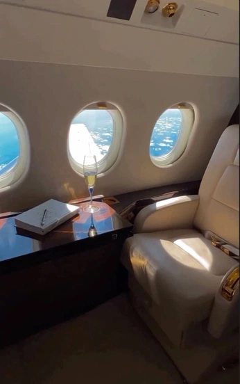 A cover of "Player Lounge" cluster. The owner is lousamp. The cluster consists of 21 elements.