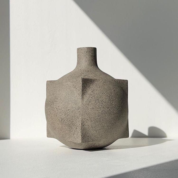 The Metamorphosis Vase (2021) by artist Karin Amdal.