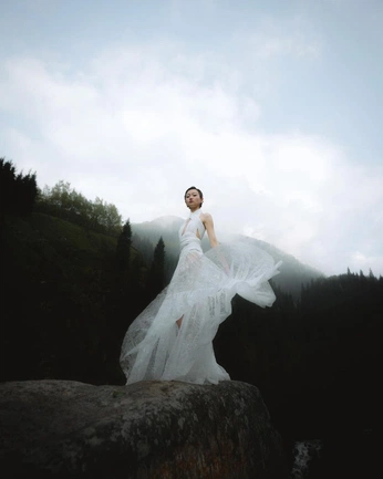 A cover of "Wedding dress" cluster. The owner is toulana. The cluster consists of 5 elements.