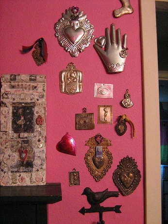 A cover of "Wall Hangings" cluster. The owner is haselnussherms. The cluster consists of 15 elements.