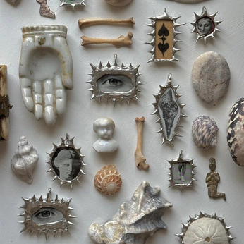 A cover of "artifacts" cluster. The owner is amydavidson. The cluster consists of 25 elements.