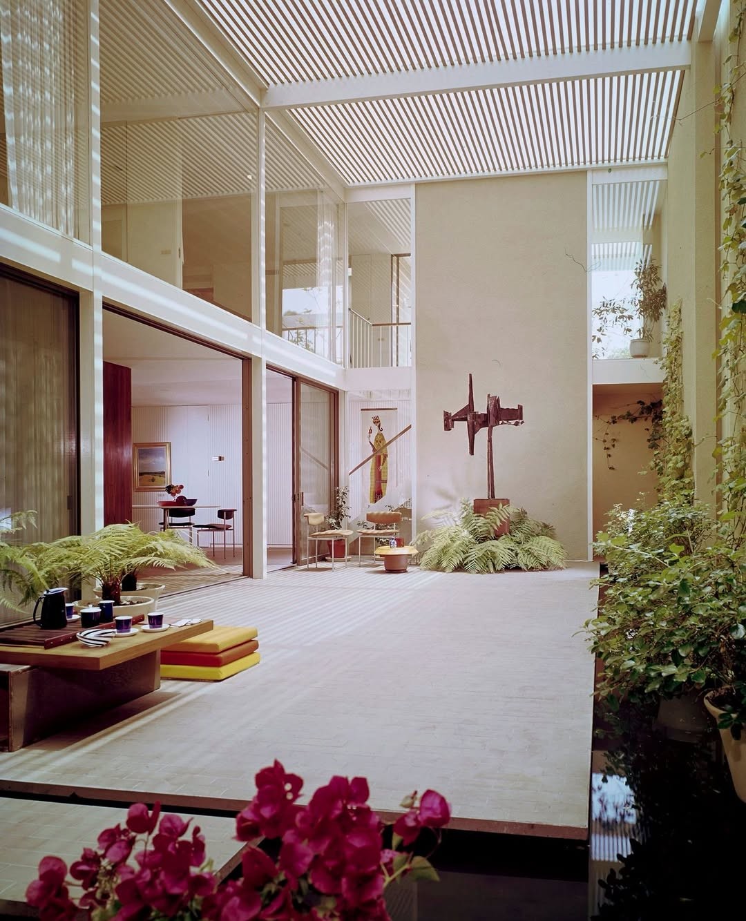 The mid-century modern interior of Case Study House No. 25 in Long Beach, 1962. Photo by Julius Shulman.