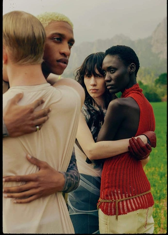 A cover of "LOVE" cluster. The owner is bellws. The cluster consists of 4 elements.