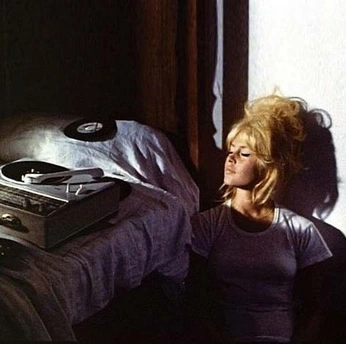 A cover of "douce france" cluster. The owner is isloxmi. The cluster consists of 6 elements.