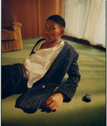 A cover of "inside poses/shots" cluster. The owner is joswhite. The cluster consists of 2 elements.