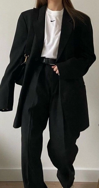 A cover of "Dark Academia Meets 60s" cluster. The owner is fatih.curated. The cluster consists of 43 elements.