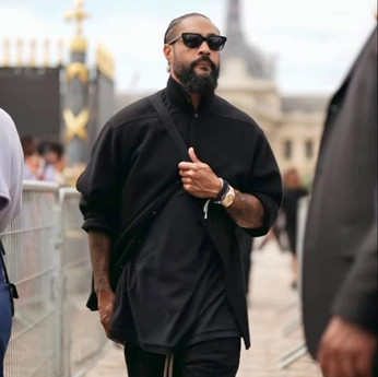 A cover of "Threads" cluster. The owner is travyyj. The cluster consists of 23 elements.