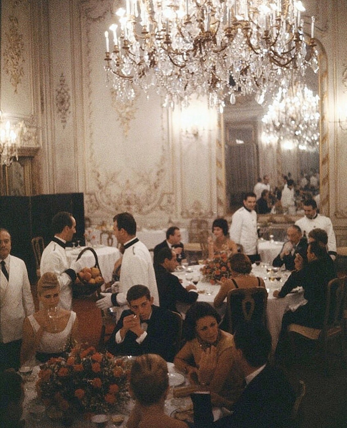 Dinner at Casina Valadier in Rome, 1960. Photo by Slim Aarons.