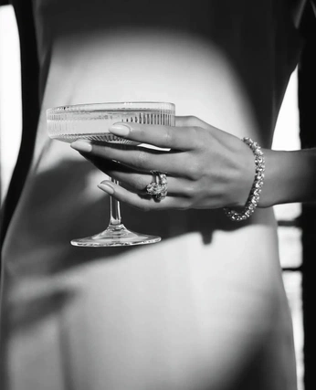 A cover of "I Am Her, She Is Me" cluster. The owner is violetflowers. The cluster consists of 2 elements.