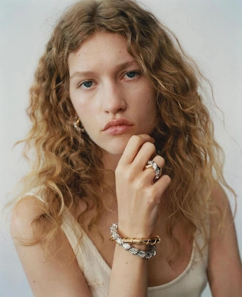 A cover of "Jewelry poses" cluster. The owner is r.francisco. The cluster consists of 7 elements.