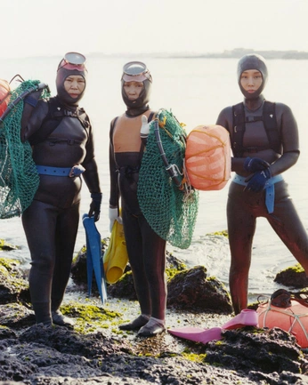 A cover of "Photo Editorial" cluster. The owner is isaacfh. The cluster consists of 4 elements.