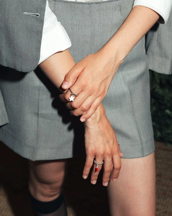 A cover of "Jew" cluster. The owner is vanshikaleobaby. The cluster consists of 2 elements.