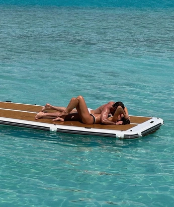 A cover of "love" cluster. The owner is kool.kat. The cluster consists of 5 elements.