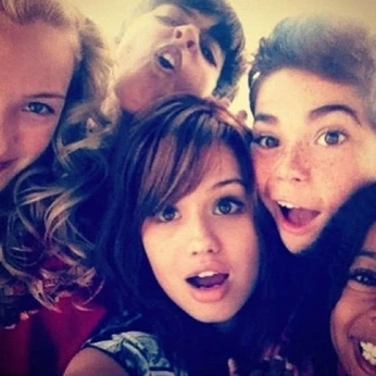 A cover of "☃️feel good 🌤️" cluster. The owner is cheis. The cluster consists of 38 elements.